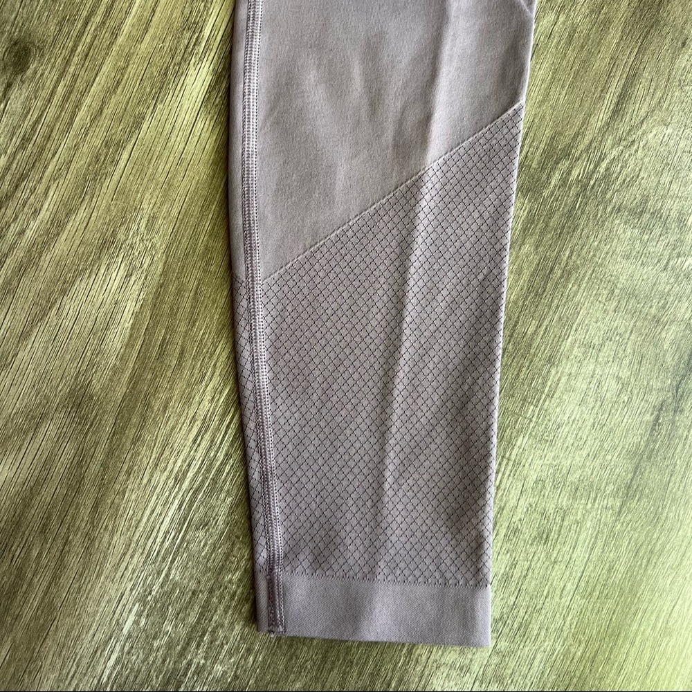 Lululemon Ribbed leggings in Plum - Picture 6 of 16